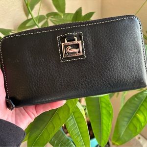 Dooney&Bourke Pebble Grain Zip Top Clutch Wallet